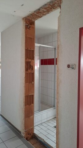 Türdurchbruch durch Mauerwerk in einem Feuerwehrgebäude Türdurchbruch durch Mauerwerk in einem Feuerwehrgebäude