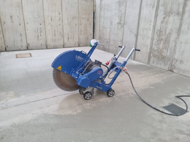 Fugenschneider auf Betonboden im Einsatz