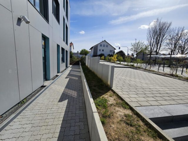 Fertiggestellter Außenbereich mit Betonmauer nach Sägearbeiten Fertiggestellter Außenbereich mit Betonmauer nach Sägearbeiten