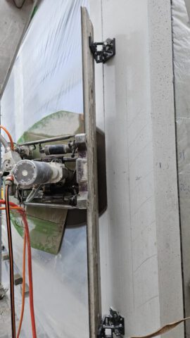 Wandsäge montiert an Betonwand bei Sägearbeiten Wandsäge montiert an Betonwand bei Sägearbeiten