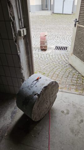 Bohrkern aus Ziegelmauerwerk nach Kernbohrung Bohrkern aus Ziegelmauerwerk nach Kernbohrung