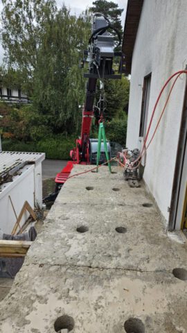 Balkonentfernung: Mehrere Kernbohrungen in Balkon Betonplatte neben Wohnhaus mit Minibagger Balkonentfernung: Mehrere Kernbohrungen in Balkon Betonplatte neben Wohnhaus mit Minibagger