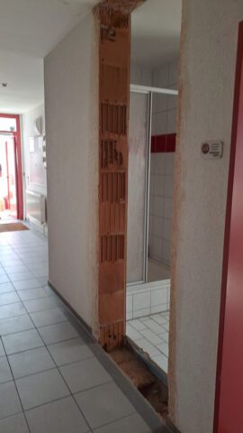 Fertiggestellter Türdurchbruch in Mauerwerk eines Feuerwehrgebäudes