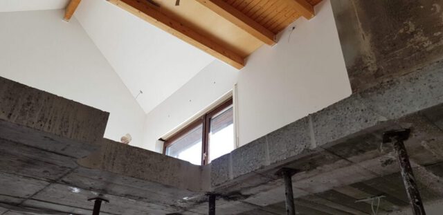 Betondecke Ausschnitt mit Abstützungen während Umbauarbeiten im Dachgeschoss Betondecke Ausschnitt mit Abstützungen während Umbauarbeiten im Dachgeschoss