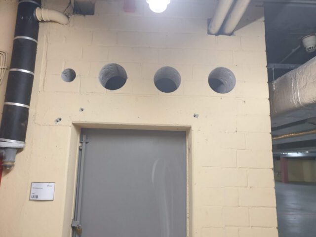 Kernbohrungen über Tür in Kellerraum für Lüftungsdurchführungen Kernbohrungen über Tür in Kellerraum für Lüftungsdurchführungen