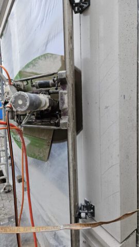 Wandsäge montiert an Betonwand bei Sägearbeiten