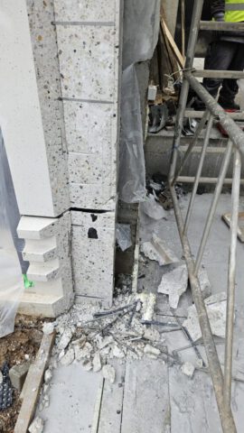 Herausgesägtes Betonstück an Gebäudesäule auf Baustelle Herausgesägtes Betonstück an Gebäudesäule auf Baustelle