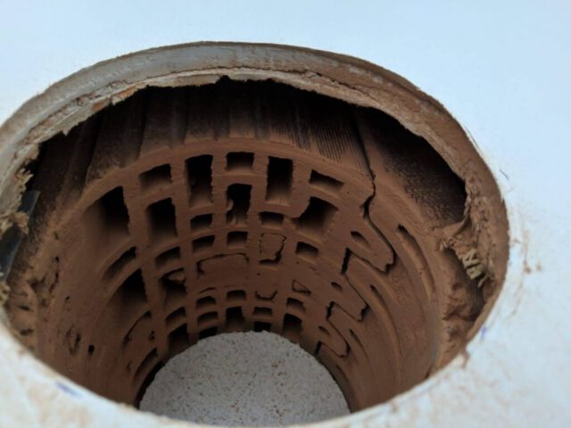 Nahaufnahme einer Kernbohrung durch Ziegelmauerwerk Nahaufnahme einer Kernbohrung durch Ziegelmauerwerk