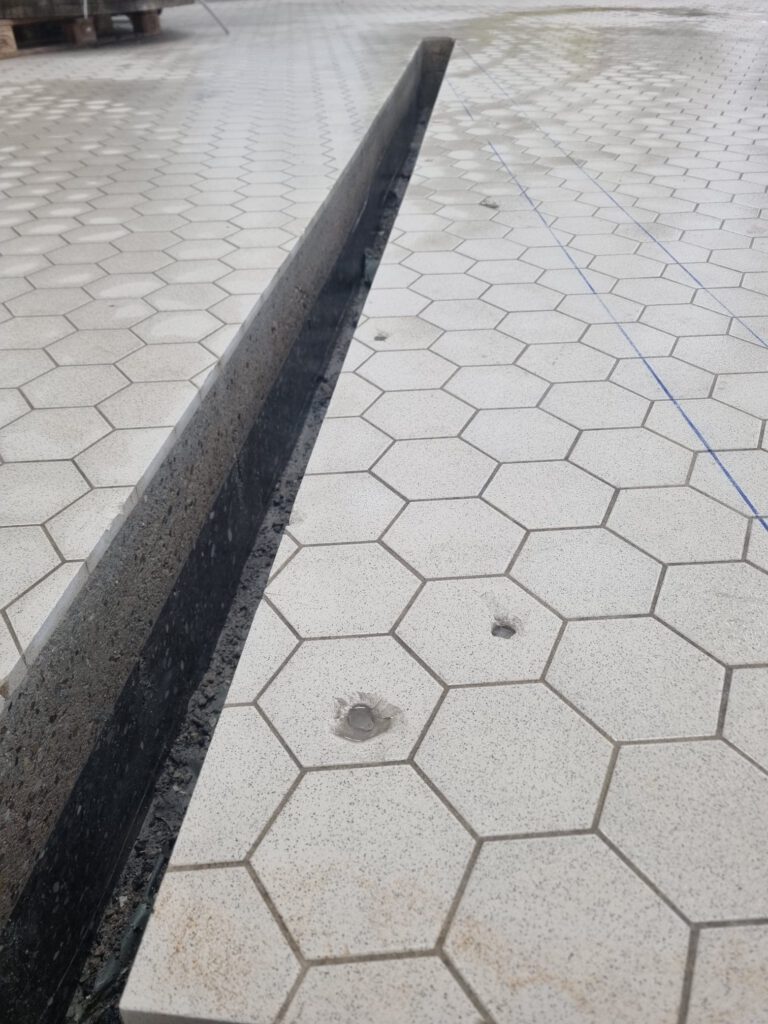 Fugenschnitt in Betonpflaster mit Wabenmuster