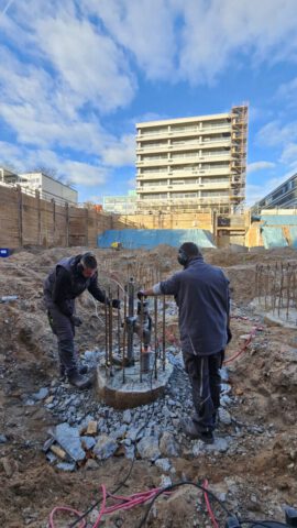 Zwei Mitarbeiter bei Betonabbruch mit Bewehrungsschnitt auf Großbaustelle Zwei Mitarbeiter bei Betonabbruch mit Bewehrungsschnitt auf Großbaustelle
