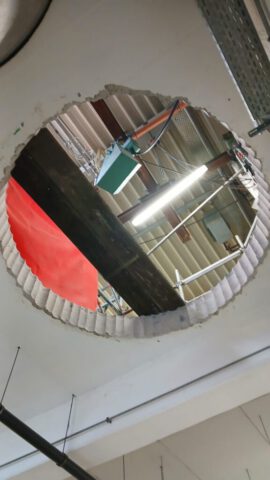 Große Kernbohrung durch Hallendecke von unten – Blick in Industriehalle Große Kernbohrung durch Hallendecke von unten – Blick in Industriehalle