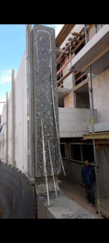 Herausgesägtes großes Betonwandstück mit sichtbarer Bewehrung auf Neubau-Baustelle Herausgesägtes großes Betonwandstück mit sichtbarer Bewehrung auf Neubau-Baustelle