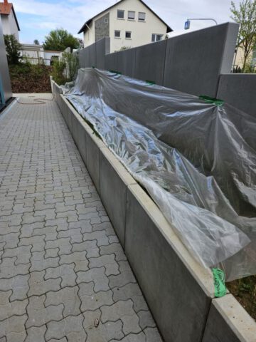 Betonmauer mit Abdeckfolie – Vorbereitung für Betonsägearbeiten Betonmauer mit Abdeckfolie – Vorbereitung für Betonsägearbeiten