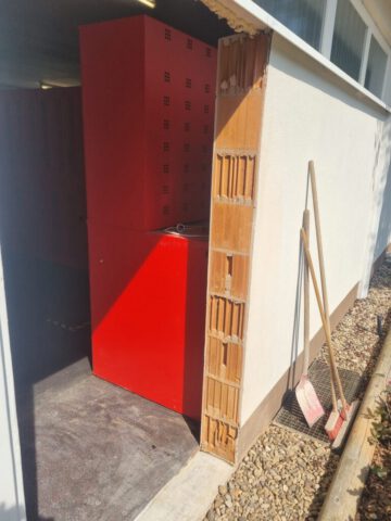 Wanddurchbruch durch Ziegelwand mit freiliegendem Mauerwerk – Außenbereich