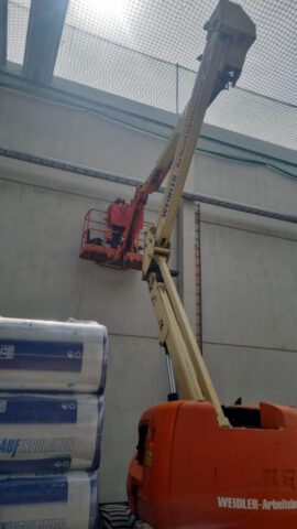 Kernbohrung in Hallenwand mit Hebebühne in großer Höhe Kernbohrung in Hallenwand mit Hebebühne in großer Höhe