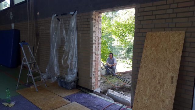 Wanddurchbruch in Klinkerwand einer Turnhalle Wanddurchbruch in Klinkerwand einer Turnhalle