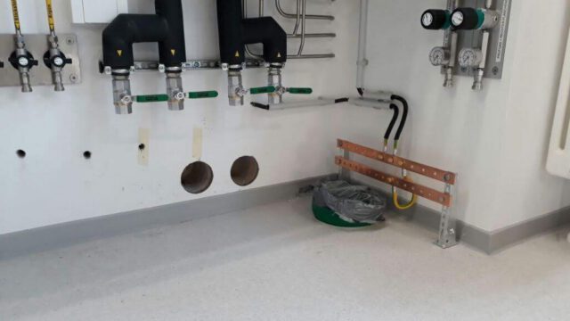 Kernbohrungen in Wand unterhalb von Gasarmaturen in Technikraum